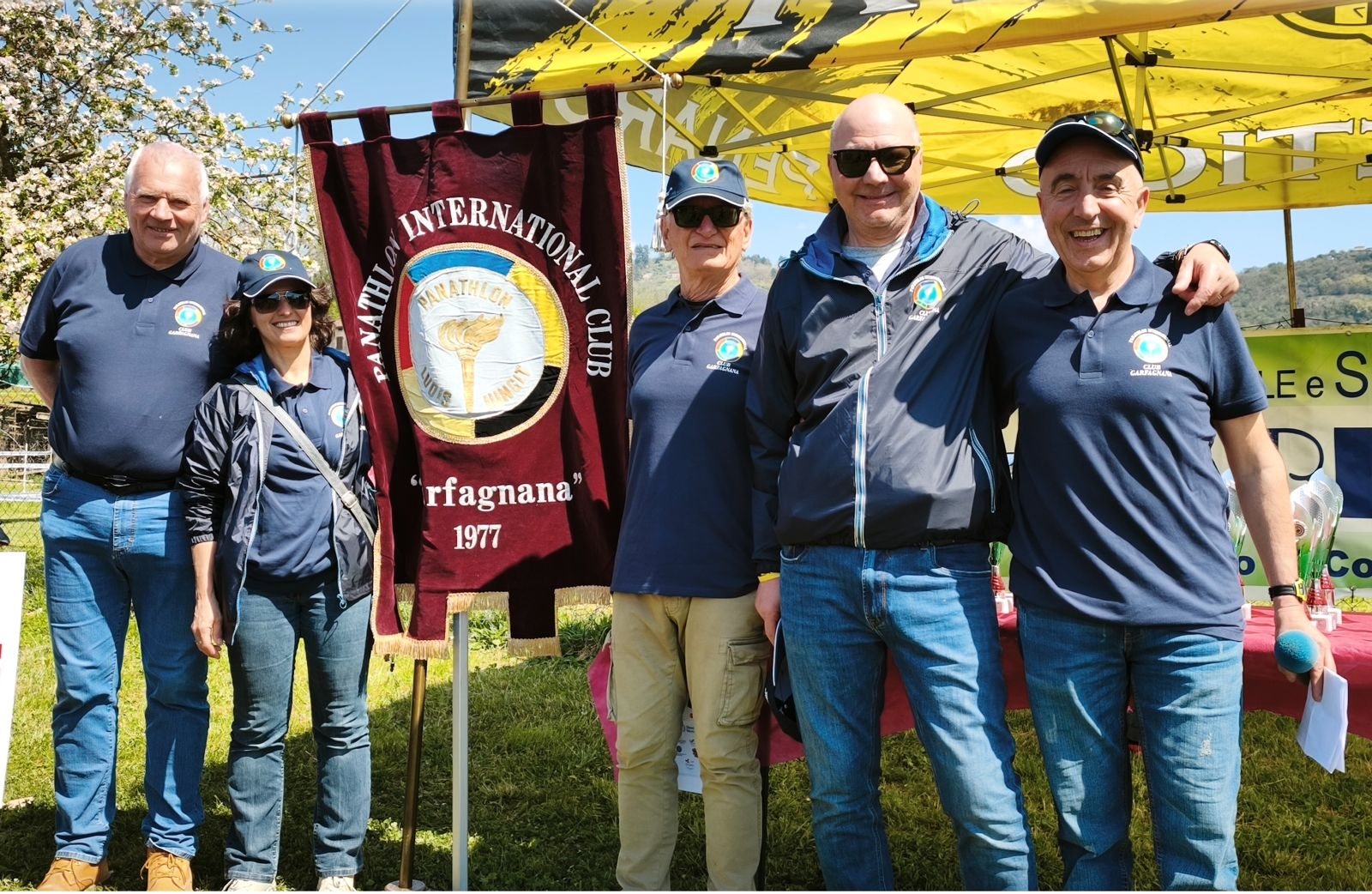Soci del Panathlon Club Garfagnana con lo stendardo del 1977